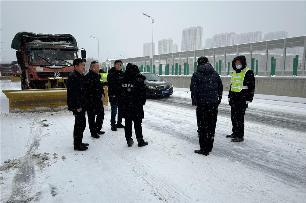 交通實(shí)業(yè)徹夜奮戰(zhàn)，除雪融冰保暢行
